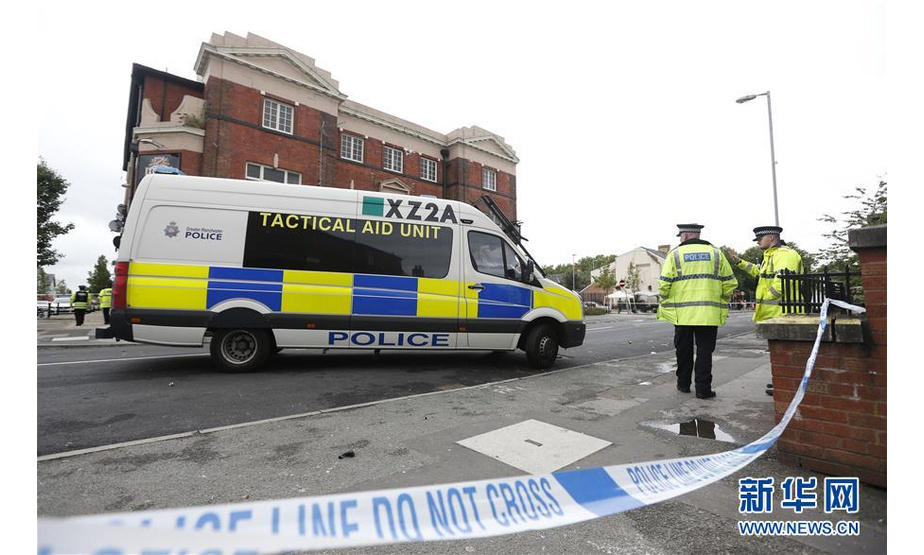 8月12日，在英国曼彻斯特，警方在枪击现场拉起警戒线。新华社发（埃德·赛克斯摄）