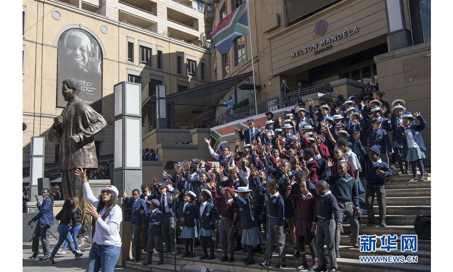 7月18日，在南非约翰内斯堡，学生们参加曼德拉国际日纪念活动。新华社记者 陈诚 摄