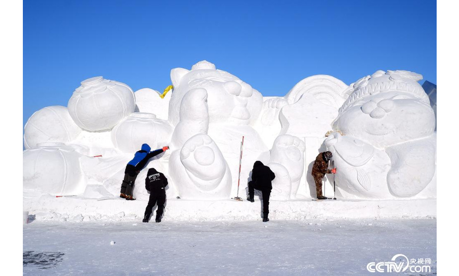 2022年1月6日，民间艺人冒严寒在黑龙江省哈尔滨市道外区景阳步行街广场打造冰雪景观。随着"冰雪旅游季"的开启，哈尔滨的民间艺人们冒严寒打造出惟妙惟肖的冰雕雪塑，为八方游人奉上最具北国特色的艺术盛宴。（吴胡荼 摄）
