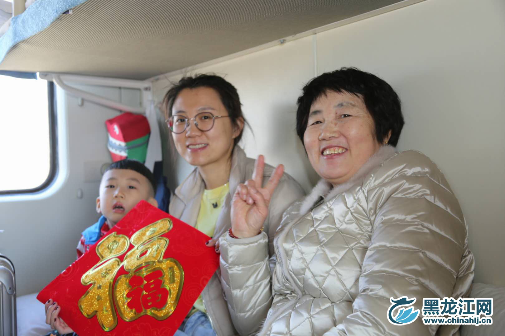 三代人，三份别样笑容。 石启立 摄