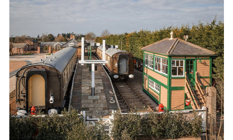  一名火车迷在自家后花园修建了一个老式火车站，有站台、铁路信号塔、以及上世纪二十年代英国常见的火车站的房子以及三节车厢。现在这个古董“火车站”已被改装成一家古典餐厅。