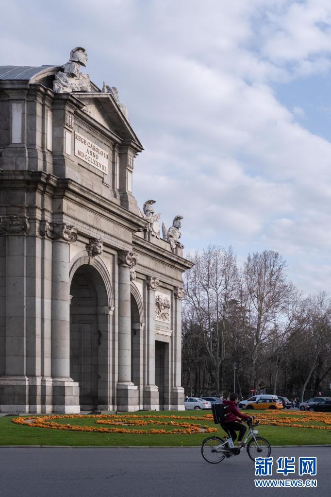 近日，西班牙首都马德里的普拉多大道和丽池公园文化景观获准列入世界遗产，这个文化景观位于马德里的城市中心，占地200公顷。作为西班牙式林荫大道原型的普拉多大道于16世纪落成，以大地女神喷泉为代表的大型喷泉散布其中。面积120公顷的丽池花园是建于17世纪的布恩·丽池宫的遗迹，展示了从19世纪至今的多种园林风格。文化景观遗产地内还坐落着各类丰富多样的建筑。

　　这是3月6日在西班牙马德里拍摄的位于普拉多大道的阿尔卡拉门。

　　新华社记者 孟鼎博 摄
