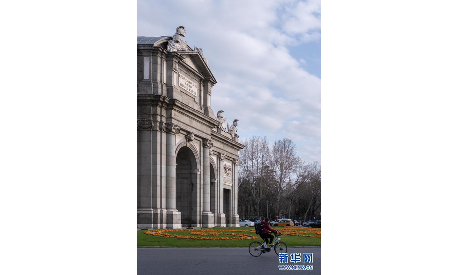近日，西班牙首都马德里的普拉多大道和丽池公园文化景观获准列入世界遗产，这个文化景观位于马德里的城市中心，占地200公顷。作为西班牙式林荫大道原型的普拉多大道于16世纪落成，以大地女神喷泉为代表的大型喷泉散布其中。面积120公顷的丽池花园是建于17世纪的布恩·丽池宫的遗迹，展示了从19世纪至今的多种园林风格。文化景观遗产地内还坐落着各类丰富多样的建筑。

　　这是3月6日在西班牙马德里拍摄的位于普拉多大道的阿尔卡拉门。

　　新华社记者 孟鼎博 摄