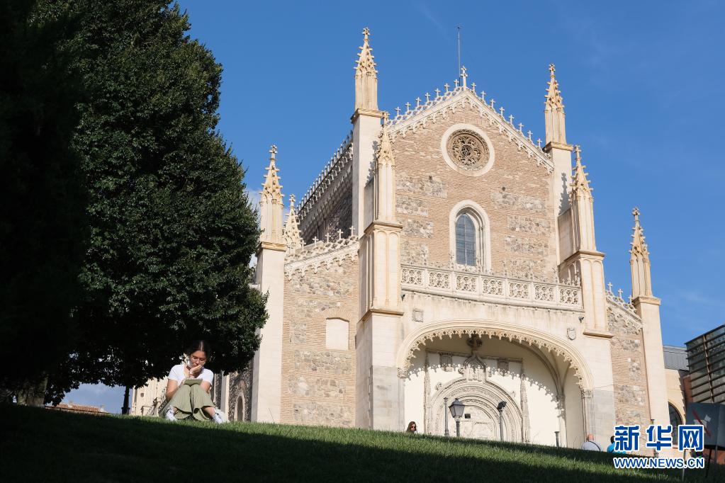 近日，西班牙首都马德里的普拉多大道和丽池公园文化景观获准列入世界遗产，这个文化景观位于马德里的城市中心，占地200公顷。作为西班牙式林荫大道原型的普拉多大道于16世纪落成，以大地女神喷泉为代表的大型喷泉散布其中。面积120公顷的丽池花园是建于17世纪的布恩·丽池宫的遗迹，展示了从19世纪至今的多种园林风格。文化景观遗产地内还坐落着各类丰富多样的建筑。

　　一名女子在西班牙马德里位于普拉多大道和丽池公园之间的圣热罗尼莫堂前写生（7月31日摄）。

　　新华社记者 孟鼎博 摄