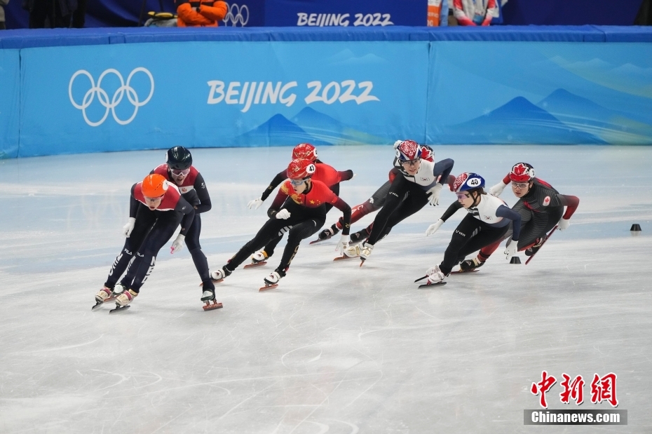 2月13日，北京2022年冬奥会短道速滑项目女子3000米接力决赛在首都体育馆举行。图为中国队选手范可新（43号）在比赛中。 中新社记者 毛建军 摄