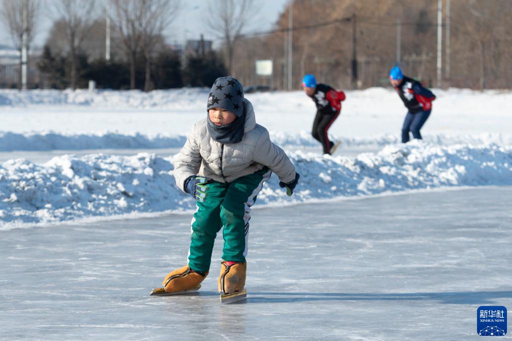 随着北京冬奥会临近，中国最北省份黑龙江省的冰雪运动氛围渐浓，越来越多人在这片广阔的黑土地走上冰场、雪道，化身“冰雪健将”，享受冰情雪趣。

　　从举办第一届全国冰上运动会到获得中国首个冬季运动项目世界冠军，再到每年带动千万人次参与冰雪运动……作为我国开展冰雪运动最早的省份之一，黑龙江不断推进冰雪体育发展，助力北京冬奥会，推动全民上冰雪。

　　迄今为止，在我国获得的13枚冬奥会金牌中，有8枚是由黑龙江培养、输送的运动员所获得，还有1枚短道速滑接力金牌，队中主力王濛即是黑龙江人。黑龙江省连续开展40余年的“百万青少年上冰雪”活动，激发了一代代青少年的冰雪运动热情，更为我国冰雪体育运动发展培养了大批后备人才。

　　图为滑冰爱好者在七台河市桃山区一处冰场滑冰（1月12日摄）。

　　新华社记者 谢剑飞 摄