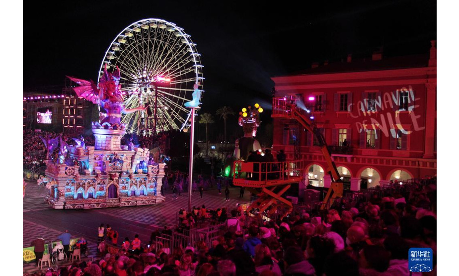 这是2月12日在法国南部城市尼斯拍摄的狂欢节花车夜间游行现场。

　　第137届尼斯狂欢节于2月11日至27日举行。今年的主题是“动物之王”。

　　新华社发（塞尔日·阿乌齐摄）