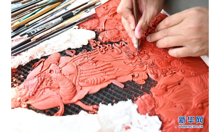7月27日，福建省红门漆艺术研究院工作人员在制作福州雕漆作品过程中的雕剔工艺程序。 
