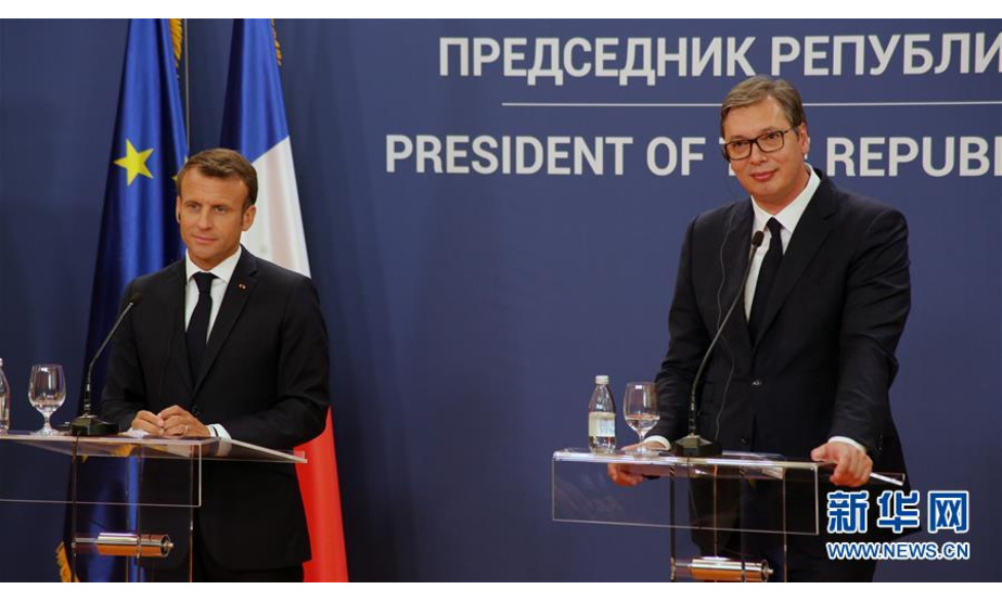 7月15日，在塞尔维亚首都贝尔格莱德，塞尔维亚总统武契奇（右）与来访的法国总统马克龙出席新闻发布会。 正在塞尔维亚访问的法国总统马克龙15日说，塞尔维亚为加入欧盟做出不少改变，但欧盟目前没有为吸纳新成员国做好准备。欧盟运转状况不佳，需要通过改革提高决策效率，与塞尔维亚入盟进程相匹配。 新华社发（内马尼亚·恰布里奇摄）