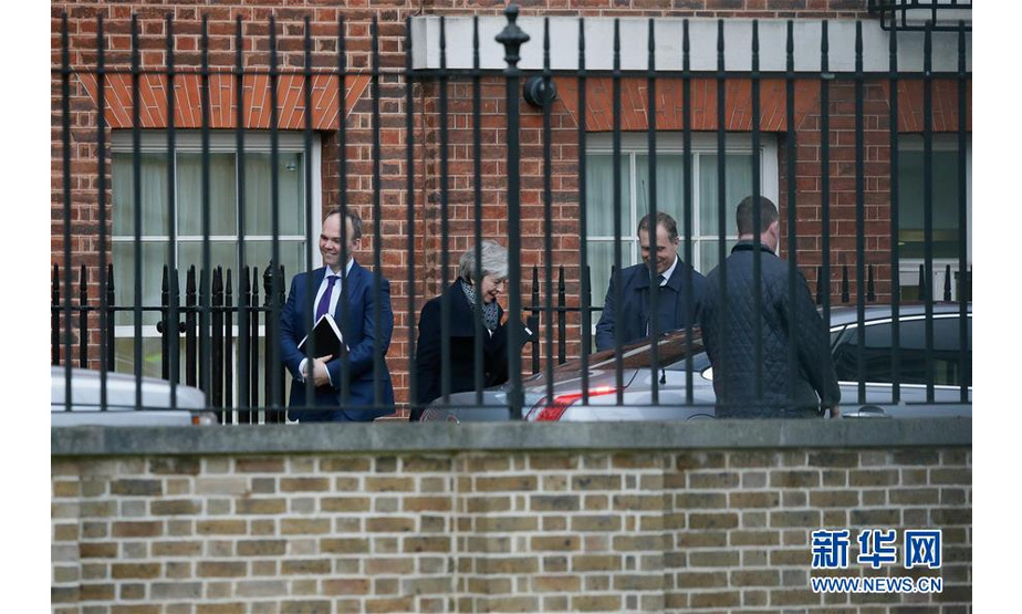 1月14日，在英国伦敦，英国首相特雷莎·梅（左二）离开唐宁街10号准备前往议会下院。新华社发（蒂姆·爱尔兰摄）
