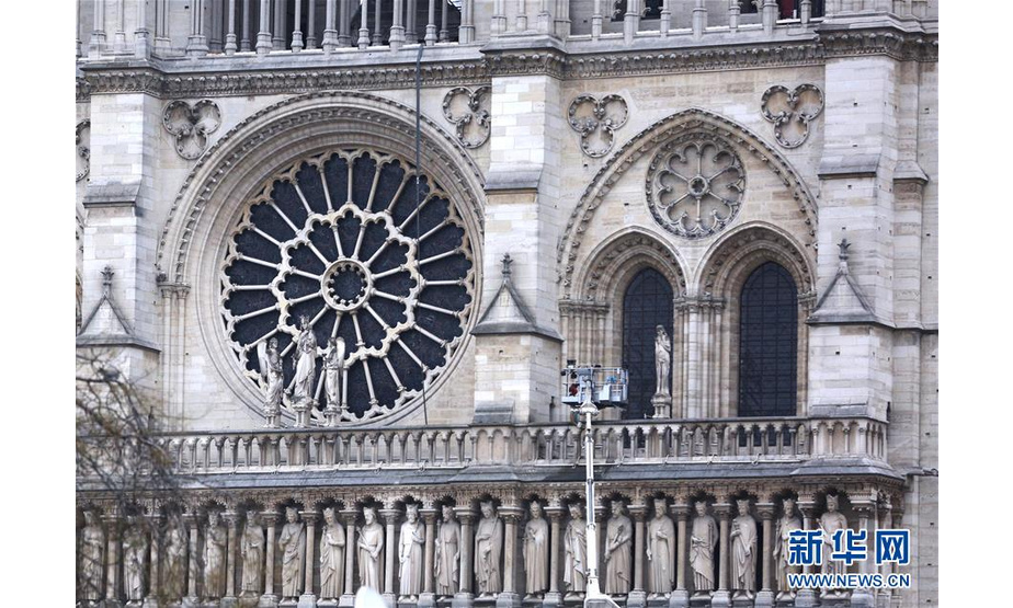 　4月16日，在法国巴黎，火灾后的巴黎圣母院前架起升降机。新华社记者高静摄