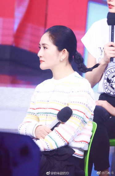 辣妈谢娜产后复出路透图曝光 脸庞圆润四肢仍