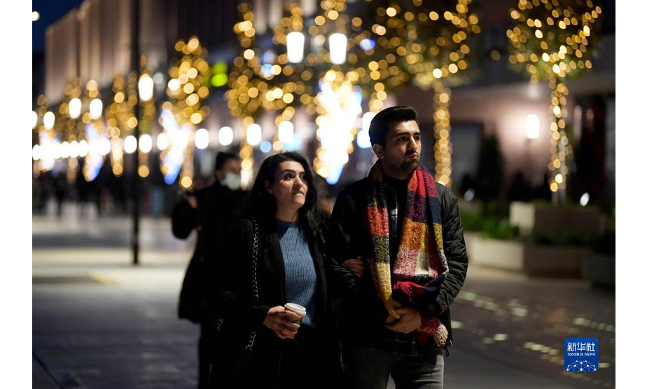 12月27日，人们在土耳其伊斯坦布尔观赏迎新年灯饰。

　　新华社记者沙达提摄