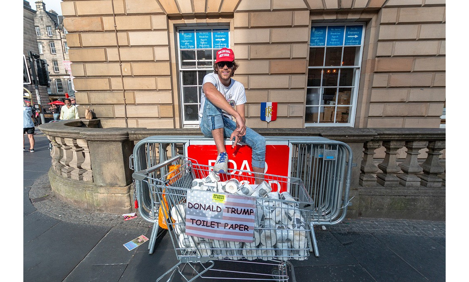 英国爱丁堡，29岁的Tim Baker在爱丁堡边缘艺术节上售卖印有美国总统特朗普头像的卫生纸。