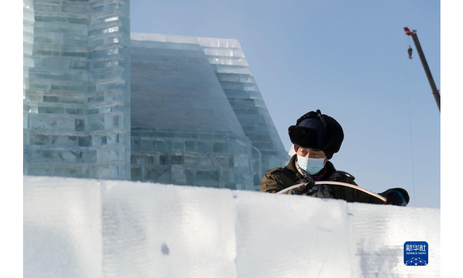 12月22日，工人在哈尔滨冰雪大世界园区施工。