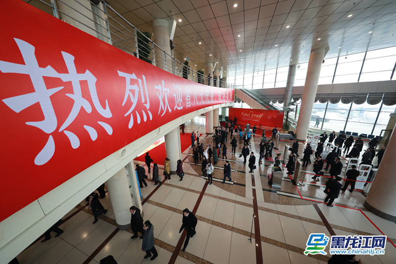 省政协委员们陆续进入会场。（记者 白林鹤摄）