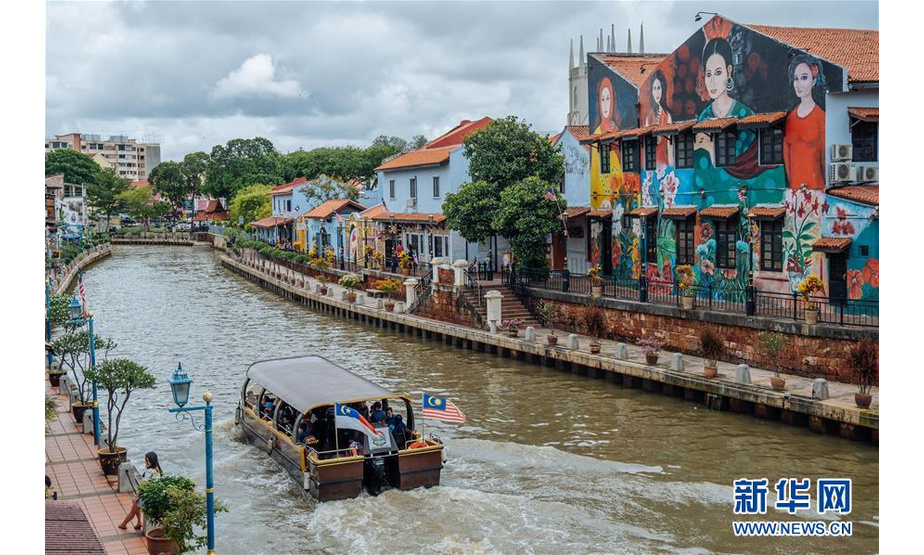 9月19日，在马来西亚马六甲，游客乘船在马六甲河上游览。

　　马来西亚古城马六甲2008年被联合国教科文组织列入世界文化遗产名录。凭借其丰富的历史和人文景观，马六甲每年吸引大量的国内外游客，旅游业是当地的支柱产业之一。马来西亚政府从6月起全面放宽疫情防控措施，包括允许民众在国内旅游，这给马六甲的旅游业带来转机。 新华社记者 朱炜 摄