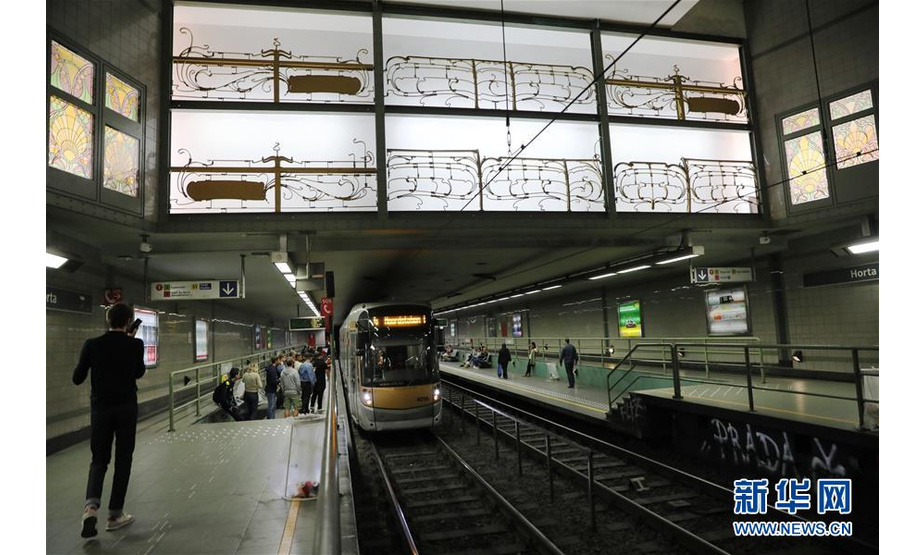 9月16日，人们在比利时布鲁塞尔的站台准备乘坐地铁。 当天是布鲁塞尔的无车日，地铁、公交车和有轨电车等公共交通工具均可免费乘坐。 新华社记者潘革平摄