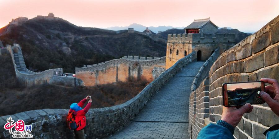 长城静观了多少千古青史！蜿蜓于落日后的长城，巨龙曲曲折折，引发了多少仁人志士千古遐思。当年的刀光剑影仿佛在眼前闪过，当年直赴沙场的骏马仿佛奔腾在眼前，当年的喊杀声仿佛在耳边回响，当年的烽火燃于眼前……