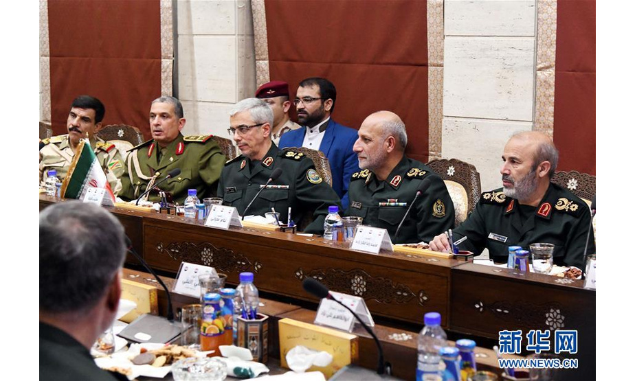 3月18日，在叙利亚大马士革，伊朗武装部队总参谋长穆罕默德·巴盖里（中）出席会议。叙利亚国防部长阿里·阿卜杜拉·阿尤布、伊朗武装部队总参谋长穆罕默德·巴盖里和伊拉克政府军总参谋长奥斯曼·加尼米18日在叙首都大马士革举行会晤，就反恐合作、开放边界、叙局势发展等问题进行磋商。 新华社发（阿马尔摄）