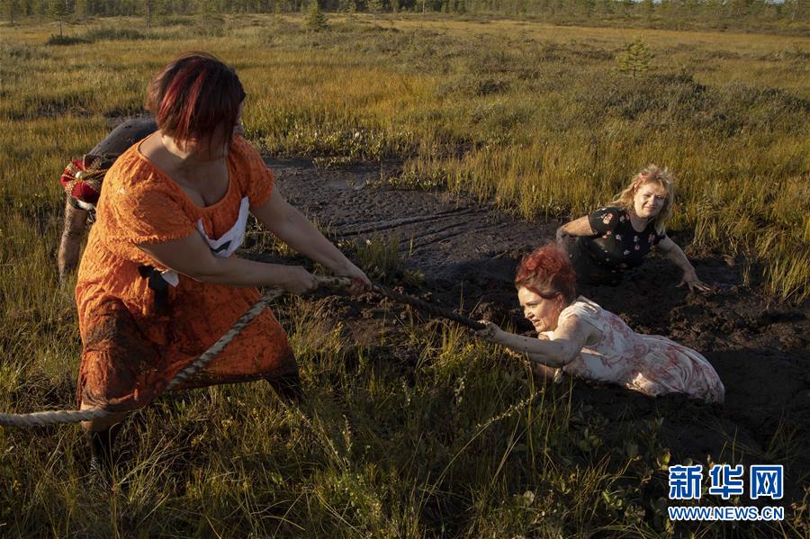8月10日，在芬兰北部的普达斯耶尔维举行的“花裙高跟鞋 滑越沼泽地”趣味赛事中，参赛者挣扎着爬出沼泽地。 在芬兰北部的普达斯耶尔维举行的“花裙高跟鞋 滑越沼泽地”趣味赛事已有14年的历史，参赛者要穿着花裙和高跟鞋，脚踩滑雪板滑行穿过30米的沼泽地带。相对于冬天在雪地上滑雪，夏日里在沼泽地滑行需要耗费更多的体力并掌握更多技巧，参与者也从中享受到了别样的乐趣。 新华社发（马蒂·马蒂凯宁摄）
