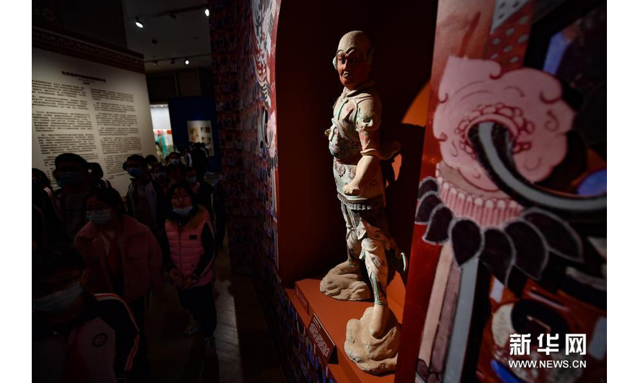 12月23日，观众在观看北方多闻天王复制塑像。新华社记者 郭程 摄