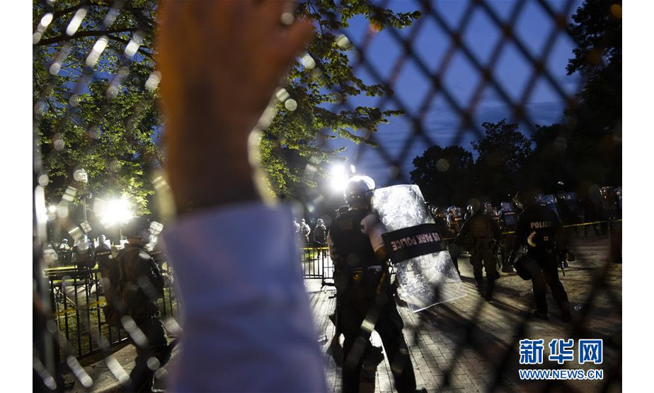 6月2日，在美国华盛顿，警察在白宫前与示威者对峙。 新华社发（沈霆摄）