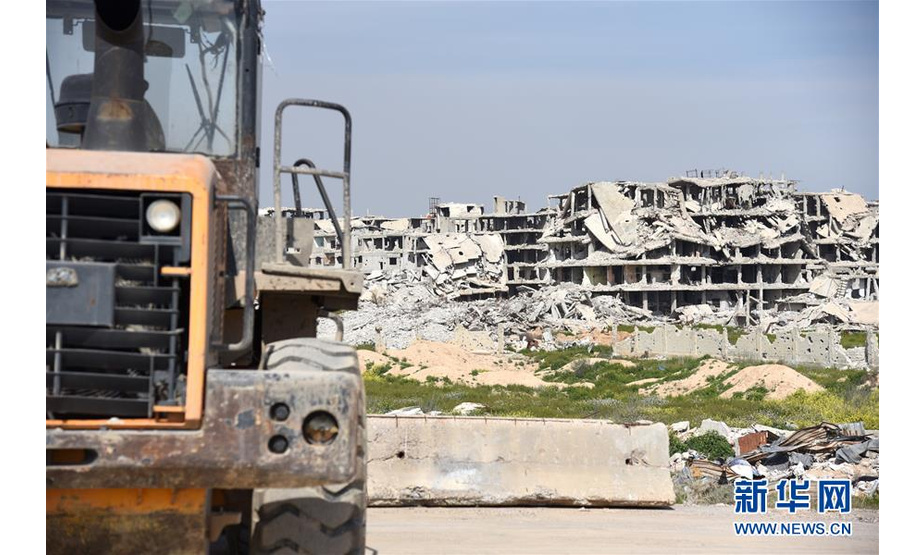 这是3月12日在叙利亚大马士革拍摄的工程车辆和建筑废墟。  新华社发（胡马姆·谢赫·阿里 摄）