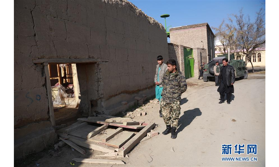 12月11日，阿富汗安全部队士兵在阿富汗东部帕尔万省的美国军队巴格拉姆基地外查看爆炸中受损的房屋。 阿富汗政府官员11日说，位于阿东部帕尔万省的美国军队巴格拉姆基地外当天发生汽车炸弹袭击和交火，目前伤亡情况不明。 新华社发（拉赫马图拉·阿里扎达摄）