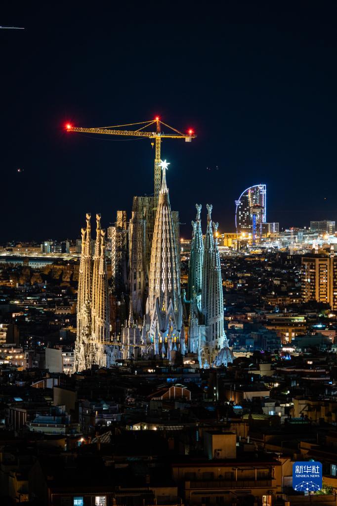 这是12月8日拍摄的西班牙巴塞罗那圣家堂。

　　西班牙巴塞罗那地标建筑圣家族大教堂（又称圣家堂）上的塔顶之星于11月29日安装，12月8日点亮，标志着教堂建设“封顶”。圣家堂由西班牙著名建筑师高迪设计，从1882年开始修建至今，预计将于2030年竣工。

　　新华社发（胡安·戈萨摄）