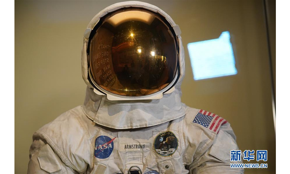 7月16日，在美国华盛顿的国家航空航天博物馆，美国宇航员阿姆斯特朗的登月宇航服向公众展出。 当日，作为阿波罗11号飞船登月50周年纪念活动之一，阿姆斯特朗的登月宇航服在13年后重新在美国国家航空航天博物馆展出。 新华社记者 刘杰 摄