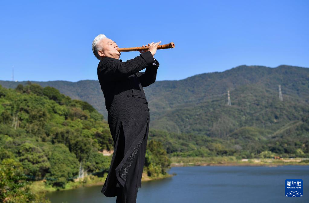 12月1日，国乐大师方锦龙用尺八演奏广东音乐。新华社记者 刘大伟 摄