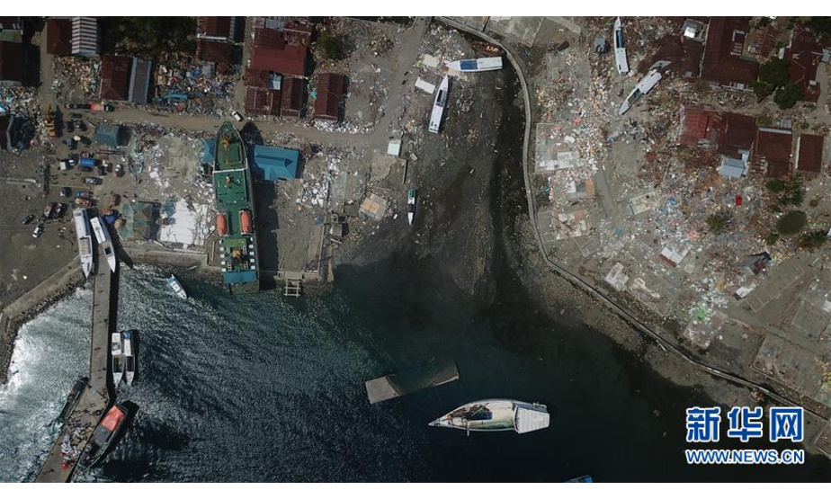 这是10月10日在印度尼西亚中苏拉威西省栋加拉县航拍的被海啸冲击到岸上的轮船。 当日，印尼抗灾署发言人苏托波称，中苏拉威西省9月28日发生的强烈地震及海啸已造成2045人死亡。 新华社发（王申 摄）