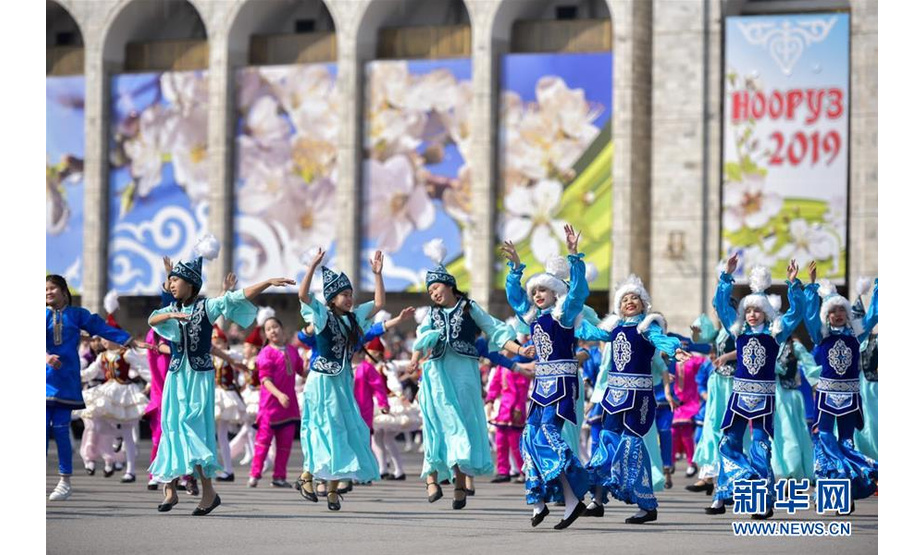 3月21日，在吉尔吉斯斯坦比什凯克，人们参加纳乌鲁斯节庆祝活动。 吉尔吉斯斯坦21日在首都比什凯克举行活动庆祝纳乌鲁斯节。纳乌鲁斯节是中亚国家最重要的传统节日之一，标志着春天的到来和新的一年开始。2009年，纳乌鲁斯节被列入联合国教科文组织非物质文化遗产。 新华社发（比什凯克市政府新闻办供图）
