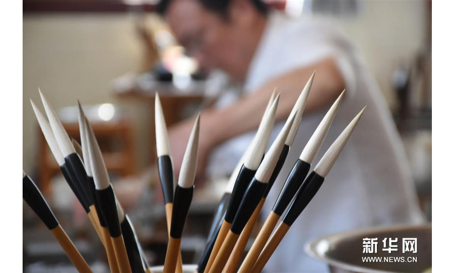 1954年出生的周鹏程是素有“华夏笔都”美誉的江西省进贤县文港镇的知名制笔工匠。从小生在制笔世家的他，自8岁起学习传统制笔技艺，一干就是50多个年头。作为江西省非物质文化遗产项目文港毛笔制作技艺的传承人，周鹏程多年来以对传统工艺流程的传承发扬为根基，在确保毛笔品质的同时，还尝试创新笔头的制作方法和工艺，取得良好成效。周鹏程认为，做笔和做人是一样的道理，人要正，心要静，这样做出来的笔才是精品。如今，周鹏程不仅把自己的制笔技艺传授给家人晚辈，还招收了不少的徒弟，希望能将这门手艺传承发展下去。 新华社发（蔡湘鑫 摄）