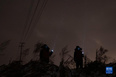 11月21日晚，国网鸡西供电公司的工人在雪中巡查线路。<br/><br/>　　黑龙江省鸡西市气象局于11月22日03时50分将暴雪橙色预警信号升级为暴雪红色预警信号。为保障当地物资运输畅通、居民出行便利，鸡西市相关部门迅速组织除雪力量，一夜无眠的“逆行者”在暴雪中用自己的辛苦付出，保障城市有序运转和居民正常生活。<br/><br/>　　新华社记者 张涛 摄