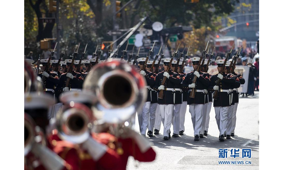 11月11日，人们在美国纽约参加退伍军人纪念日游行。新华社记者 王迎 摄