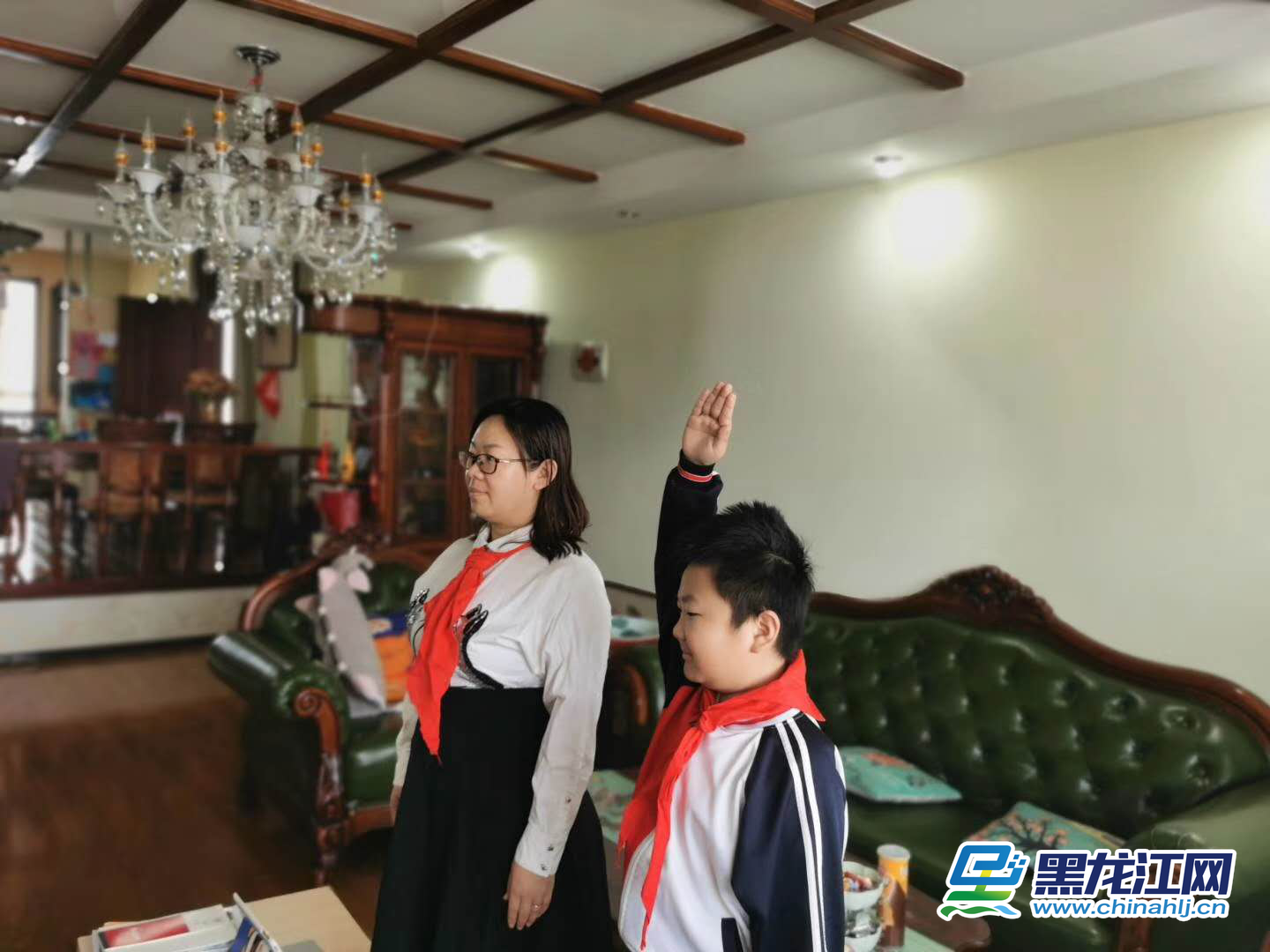 3月2日，黑龙江省春季新学期开学第一天，全省各地中小学举行线上升旗仪式，鼓励学生在疫情中做好防护，认真学习，做到“停课不停学”。图为哈尔滨市群力实验小学校小学全体师生举行“停课不停学 做抗疫小战士”线上“云”升旗仪式。