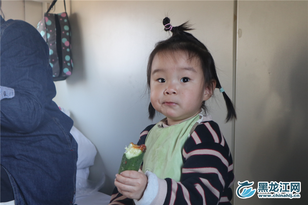 黄瓜蘸大酱是我的最爱！  石启立 摄