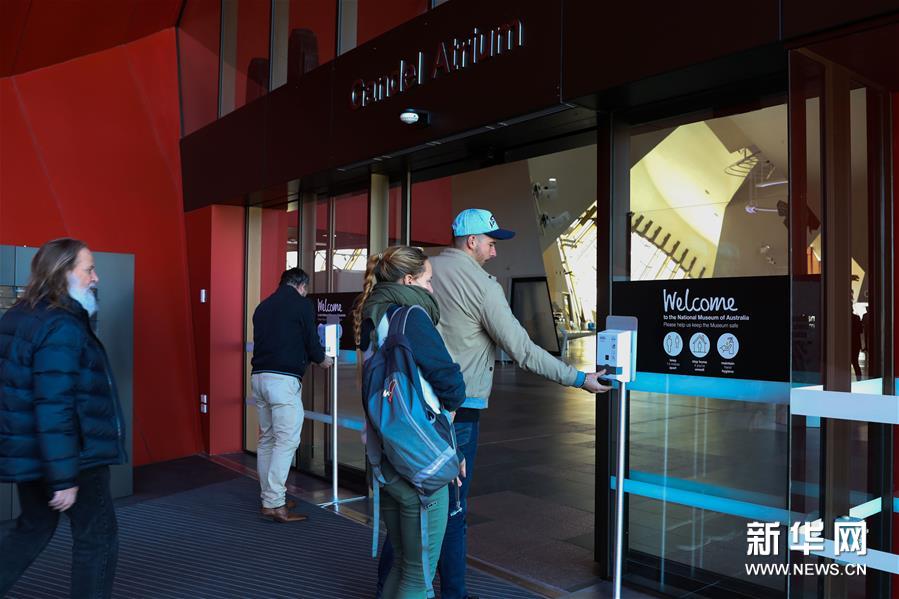 根据澳大利亚的分三阶段放松疫情防控“路线图”，澳各州和地区在6月进入第二阶段。位于首都堪培拉的澳国家博物馆和国家美术馆在6月2日重新对公众开放。 图为6月2日，在澳大利亚堪培拉，澳国家博物馆入口处摆放着免洗手消毒液供游客使用。新华社发（储晨摄）