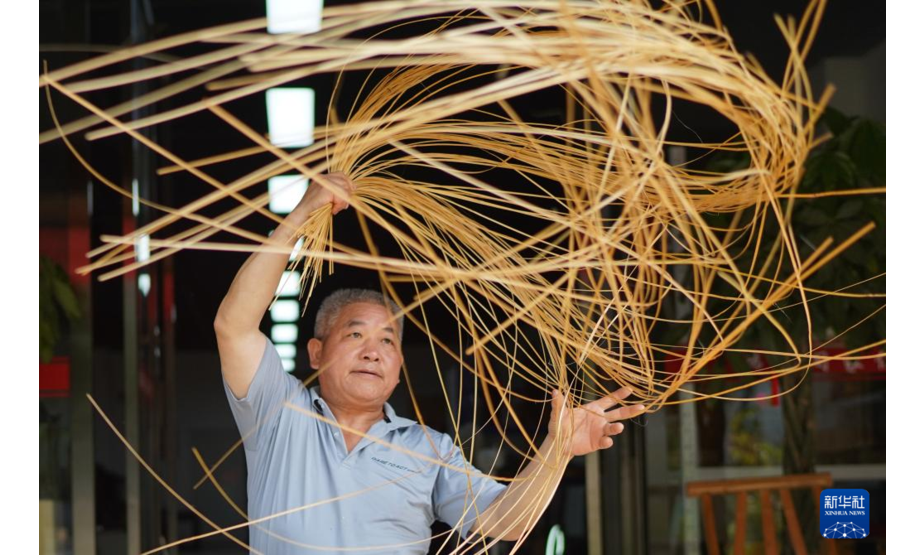 李年根在制作竹制品（9月2日摄）。