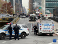 12月2日，警察在位于美国纽约的联合国总部附近警戒。<br/><br/>　　当日，联合国总部入口附近发生一名持枪男子与警察对峙事件，联合国大楼一度被封锁。经过约两个半小时对峙，该男子向警方缴械投降。<br/><br/>　　新华社记者王建刚摄