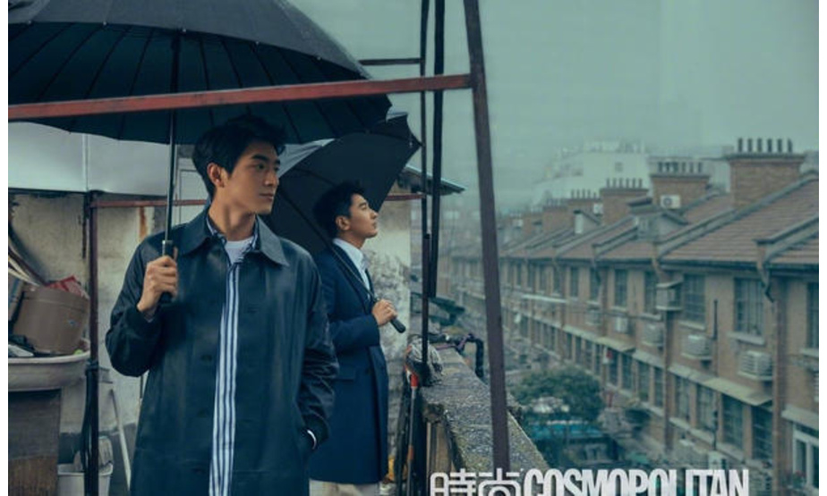 赵又廷林更新在天台上撑伞向远方眺望。