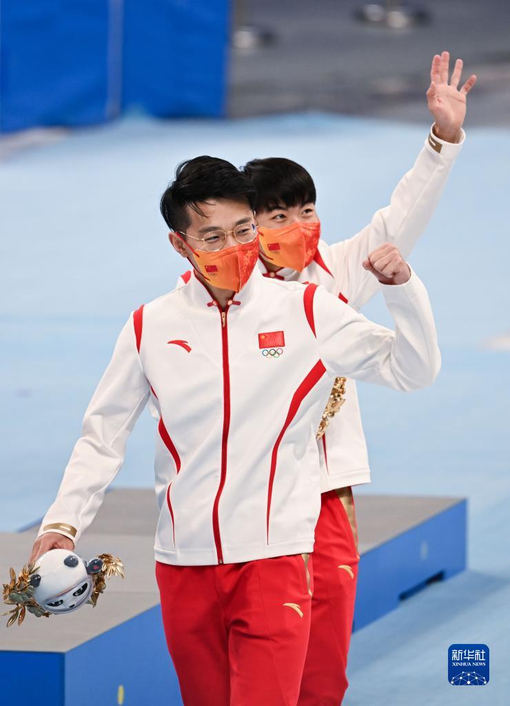 2月7日，任子威（前）与队友李文龙在颁发礼品仪式后。

　　当日，在首都体育馆举行的北京2022年冬奥会短道速滑项目男子1000米决赛中，中国选手任子威夺得冠军。

　　新华社记者 李尕 摄