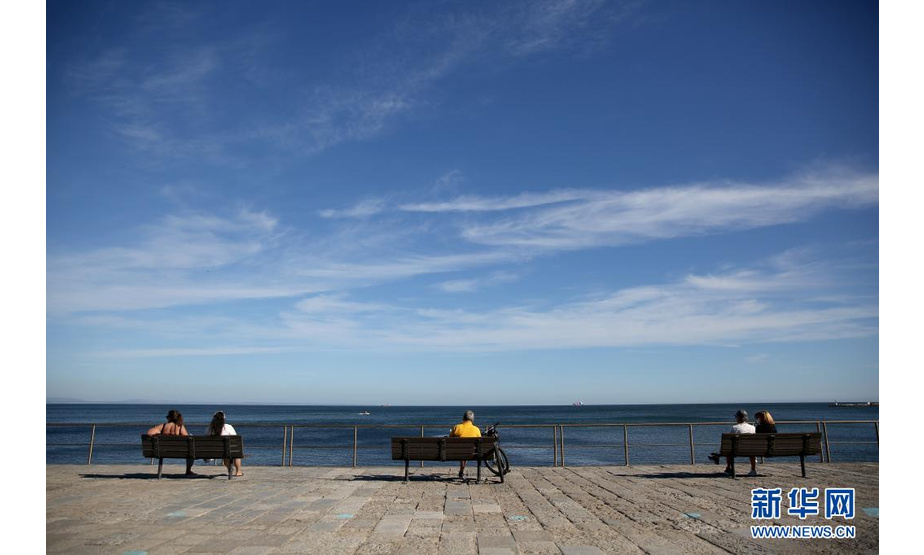 5月19日，游客在葡萄牙卡斯凯什的海边休闲。新华社发（佩德罗·菲乌萨摄）