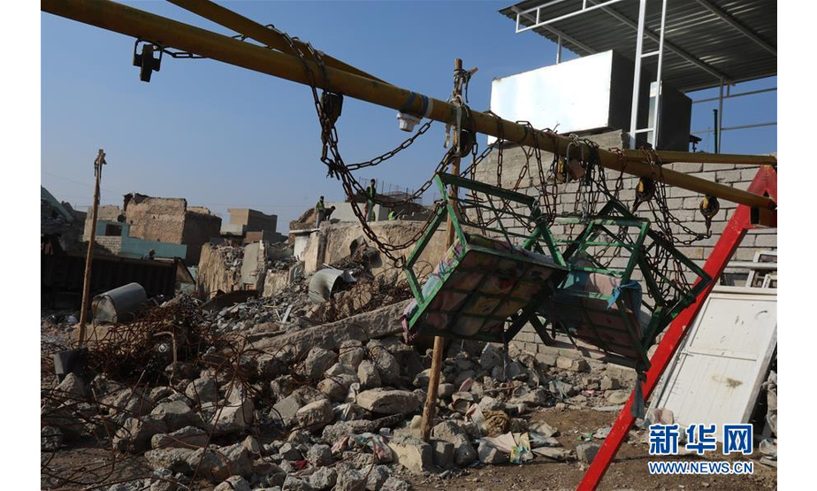 12月4日，在伊拉克摩苏尔老城，工人在废墟上开展重建。 新华社发（哈利勒·达伍德摄）