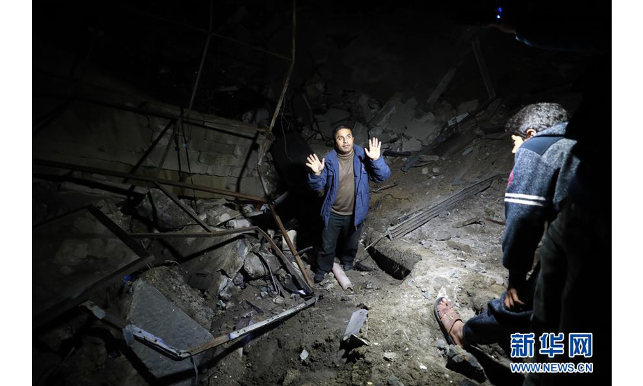 3月25日，巴勒斯坦人在加沙城查看以色列军队空袭后的建筑废墟。 新华社发（亚西尔摄）