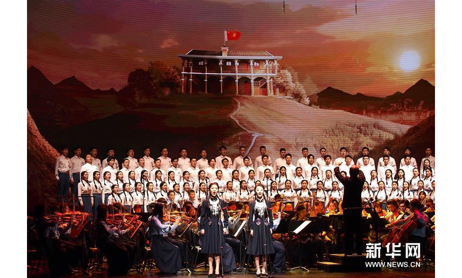 10月15日，上海音乐学院师生在上音歌剧院演出《长征组歌》。当日，上海音乐学院复排《长征组歌》在上音歌剧院首演，当晚的“青春版”的演出由上海音乐学院师生担纲演出。大型声乐套曲《长征组歌》在1965年首次公演，是我国音乐界的红色经典之一，2020年是《长征组歌》首演55周年。新华社记者 任珑 摄