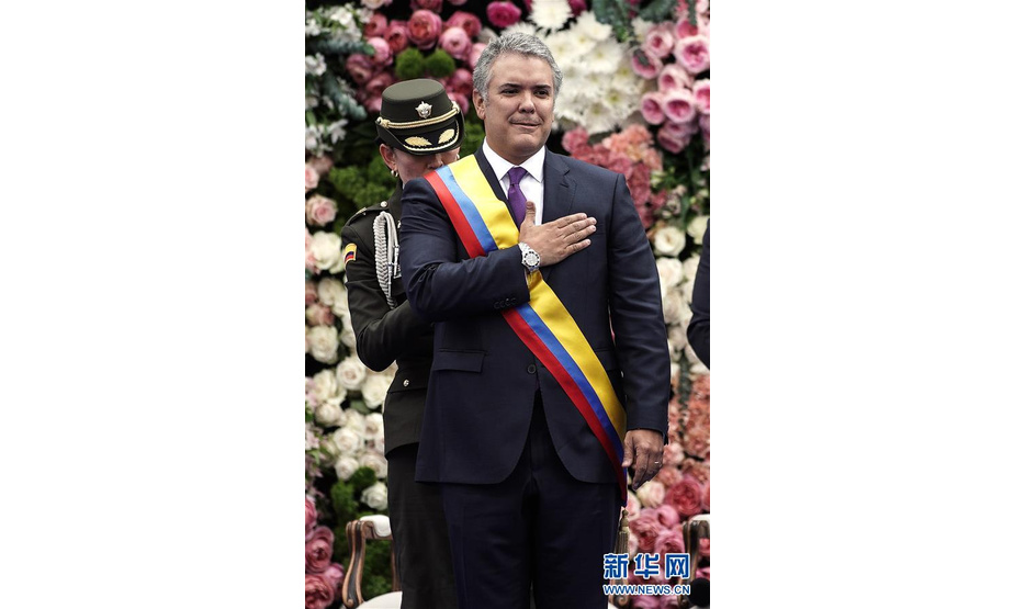 8月7日，在哥伦比亚首都波哥大，哥伦比亚新任总统杜克（前）出席就职典礼。哥伦比亚新任总统杜克7日在首都波哥大市中心玻利瓦尔广场宣誓就职，正式开始为期四年的总统任期。 新华社发（霍恩·帕斯 摄）