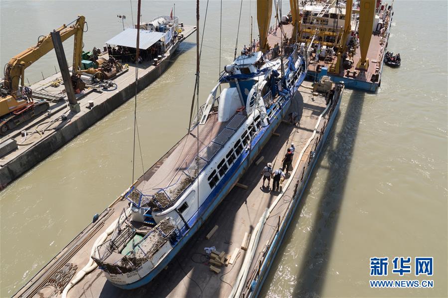 6月11日，在匈牙利布达佩斯，失事游船被打捞。 匈牙利警方当日打捞起失事游船，发现4具遗体。“美人鱼”号游船5月29日在匈牙利首都布达佩斯市中心多瑙河与另一艘游船相撞并沉没，当时载有33名韩国乘客和2名匈牙利船员，只有7名韩国人获救。 新华社发（弗尔季·奥蒂洛 摄）